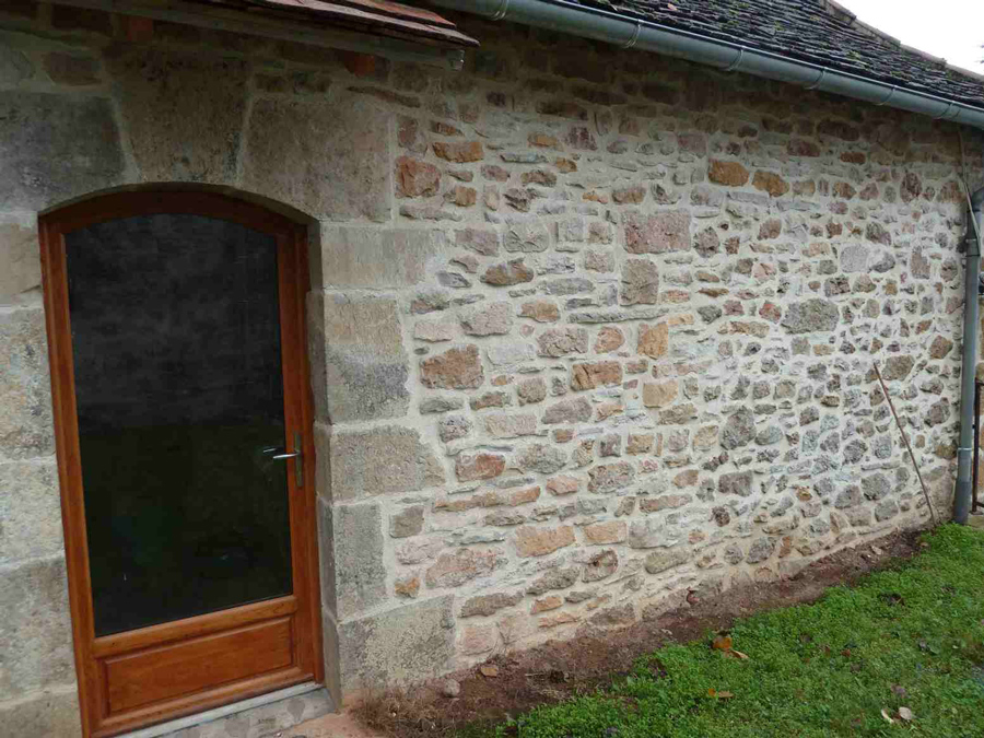 Joint à la chaux, façade en pierre dans l'Ain